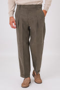 Vista frontale del pantalone color militare con pence e risvolto, indossato
