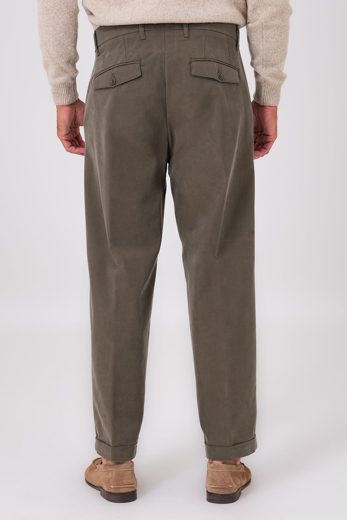 Vista posteriore del pantalone color militare indossato, con tasche posteriori e fondo con risvolto