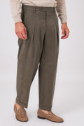Pantalone da uomo color militare con pence e risvolto, vista frontale indossata