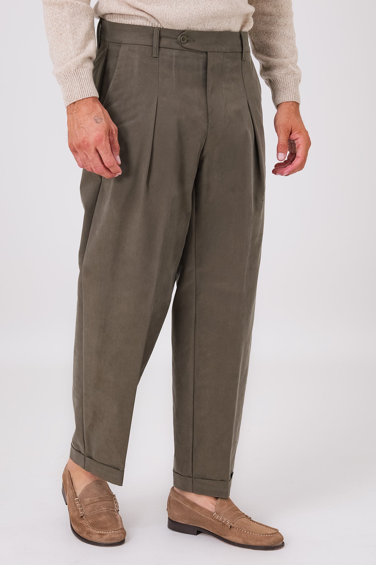 Pantalone da uomo color militare con pence e risvolto, vista frontale indossata