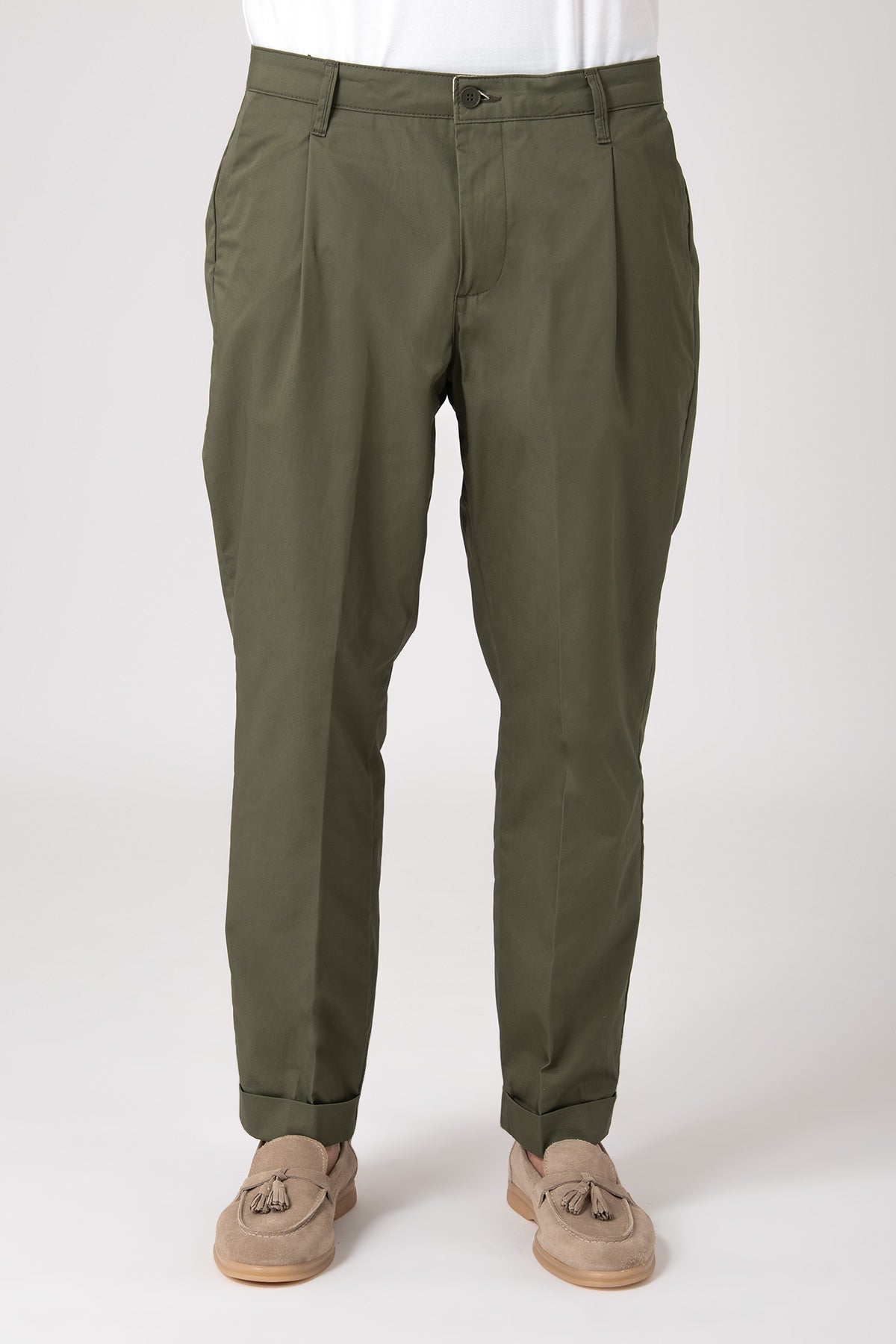 Man wearing green high-waisted pleated trousers front view