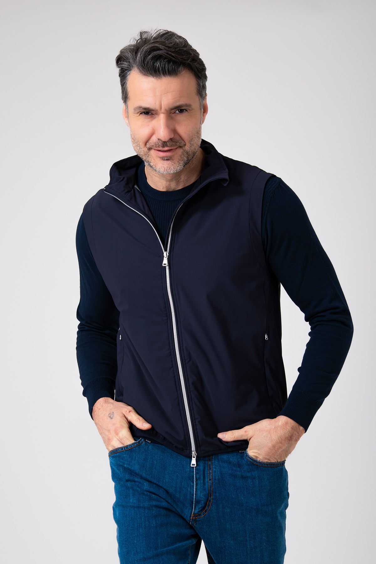 Uomo che indossa uno smanicato color Blu navy con zip, inquadratura frontale