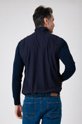 Uomo visto da dietro che indossa uno smanicato color blu navy con zip