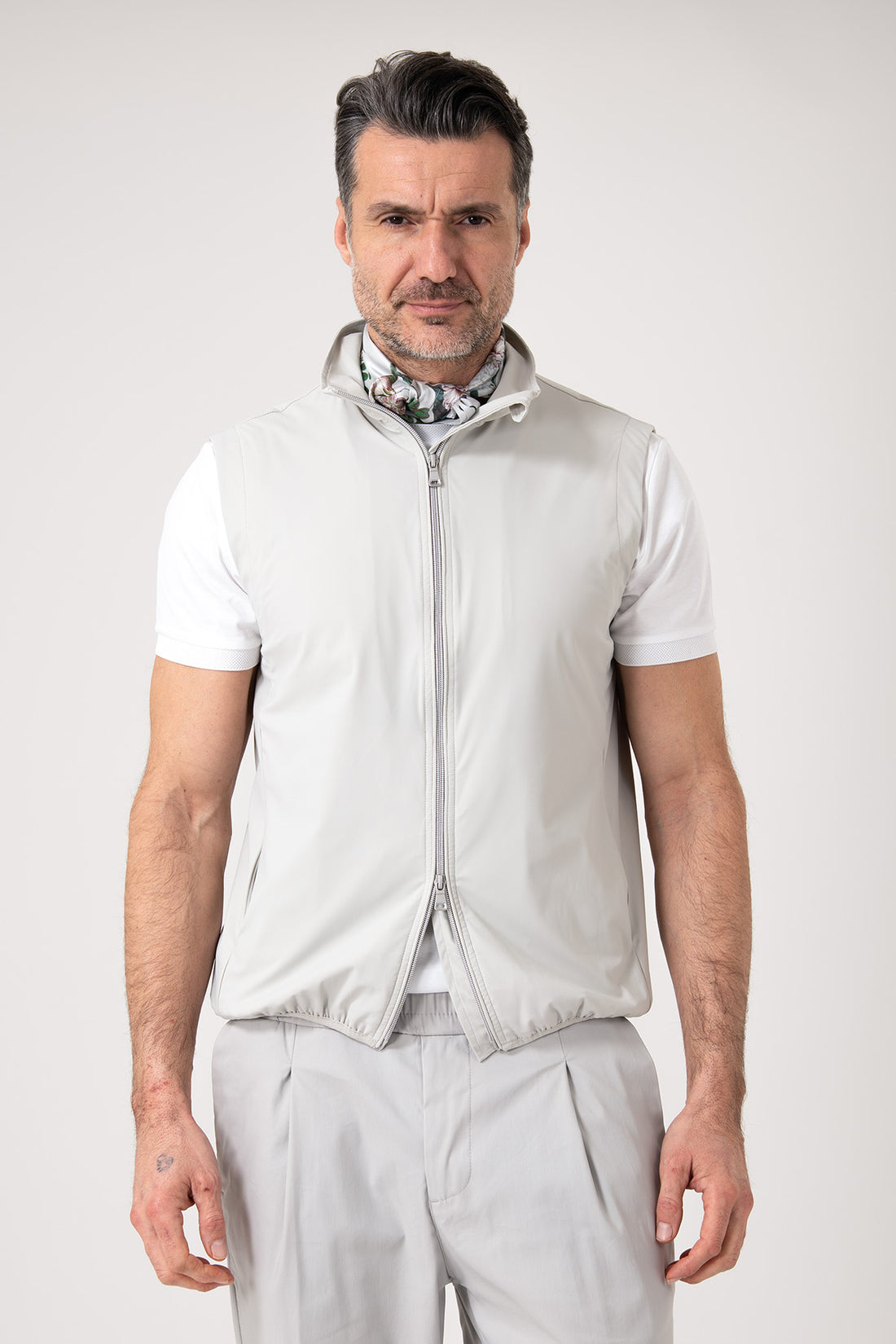 Uomo che indossa uno smanicato color ghiaccio con zip, vista frontale